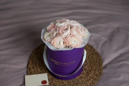 Ранункулюсы в шляпной коробке