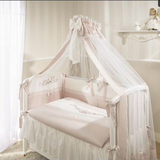 Кроватка белая из бука с матрасом и комплектом бел