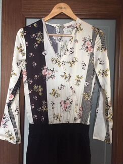 Комбинация блузы и чёрных брюк