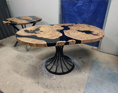 Стол из массива дерева и эпоксидной смолы