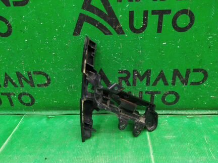 Кронштейн форсунки омывателя правый Jeep Grand