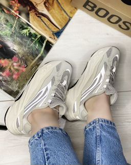 Adidas Yeezy Boost 700
