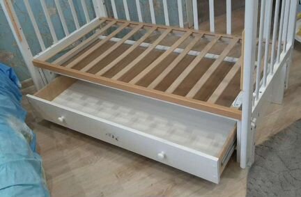 Детская кровать с маятником и ящиком