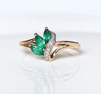 Золотое кольцо с изумрудами и бриллиантами