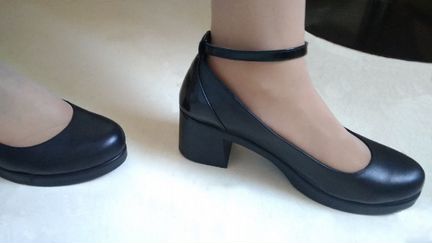 Черные кожаные туфли с ремешком