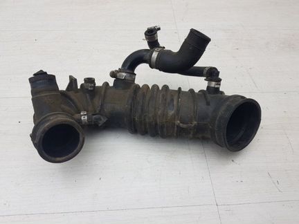 Патрубок воздушный Audi A4 B7 BFB 2006